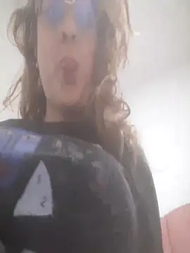 Snapshot of AnnieAtHome chatting on November 14, 2025, 10:18 pm AnnieAtHome online show from November 14, 2025, 10:18 pm