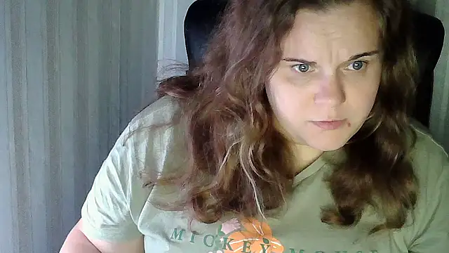 Snapshot of HollyXXEva chatting on November 24, 2025, 12:32 am HollyXXEva online show from November 24, 2025, 12:32 am