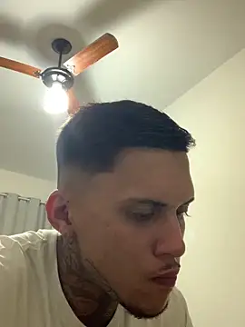 Snapshot of Ryanzl017 chatting on December 18, 2025, 10:38 pm Ryanzl017 online show from December 18, 2025, 10:38 pm