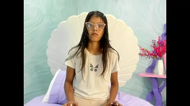 Snapshot of arietta_skinny chatting on November 15, 2025, 7:43 pm arietta skinny online show from November 15, 2025, 7:43 pm