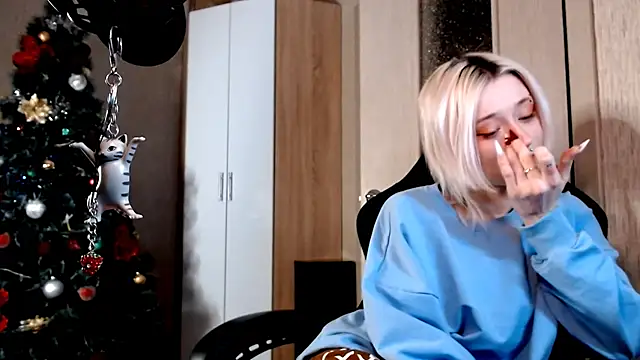 SophiaLur online show from January 13, 2026, 4:34 pm