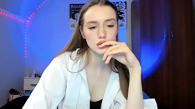 Snapshot of tinyglow chatting on February 5, 2026, 7:51 pm tinyglow online show from February 5, 2026, 7:51 pm