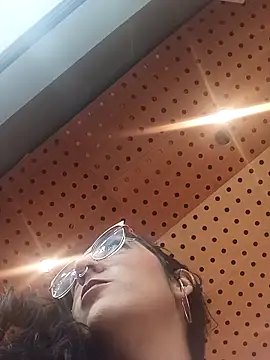 Melinerd online show from April 8, 2026, 6:19 pm