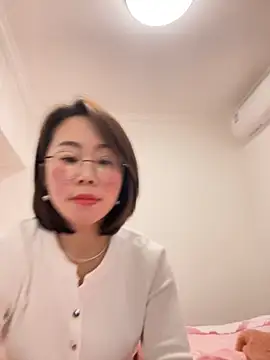 xiaoling2358 online show from December 4, 2025, 2:37 pm