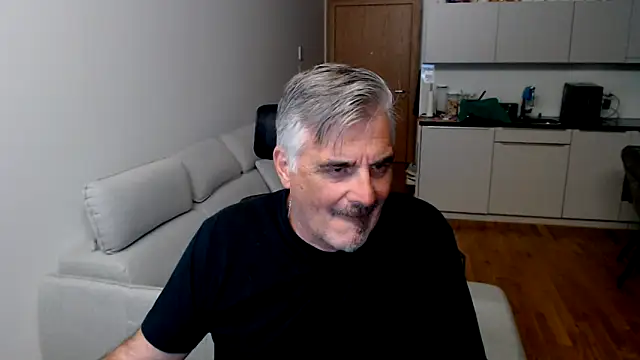 Snapshot of Buidapest chatting on November 17, 2025, 1:55 am Buidapest online show from November 17, 2025, 1:55 am