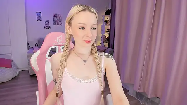 Tiffany Paw online show from March 18, 2026, 3:20 am