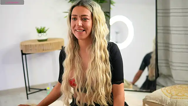 JuliaHyde online show from April 18, 2026, 7:58 pm