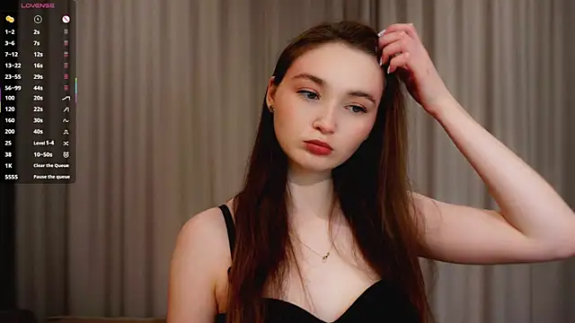 Eliravelvet online show from December 15, 2025, 5:17 pm
