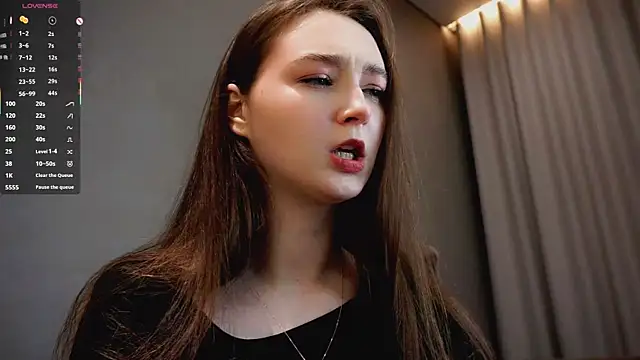Eliravelvet online show from December 17, 2025, 6:36 pm