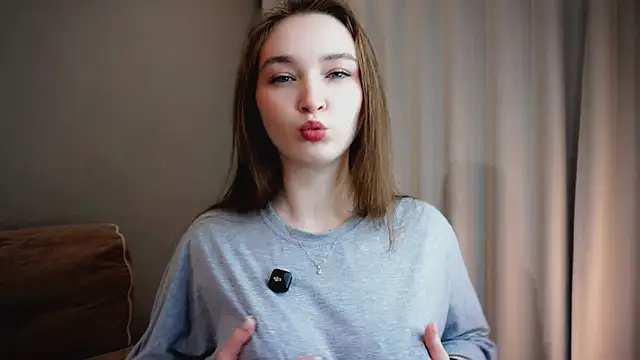 Eliravelvet online show from December 18, 2025, 6:14 pm