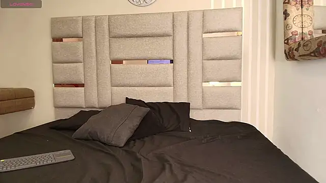 LittlePeach  online show from December 1, 2025, 3:06 pm