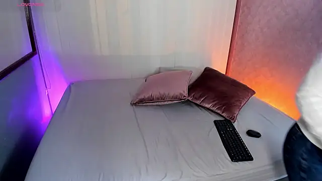 luna velvett  online show from December 17, 2025, 11:16 am