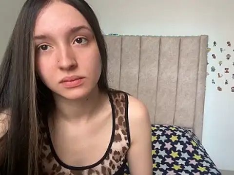 Snapshot of Glowsiren chatting on November 19, 2025, 2:28 pm Glowsiren online show from November 19, 2025, 2:28 pm