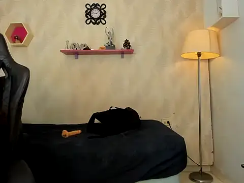 iam milu19 online show from November 18, 2025, 7:40 pm