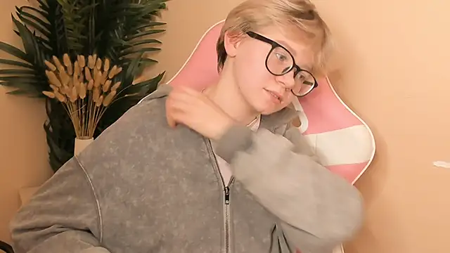 Snapshot of RinaPollet chatting on November 19, 2025, 3:23 pm RinaPollet online show from November 19, 2025, 3:23 pm