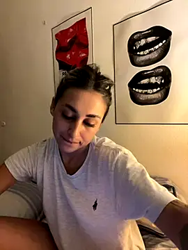 Snapshot of LouaneRls chatting on November 25, 2025, 11:05 pm LouaneRls online show from November 25, 2025, 11:05 pm