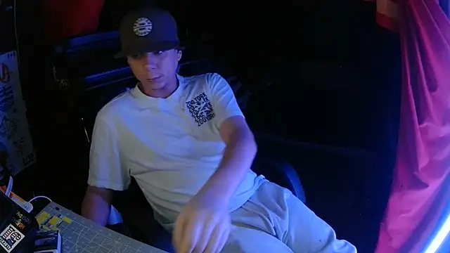 Snapshot of Bowerboi chatting on November 26, 2025, 9:21 am Bowerboi online show from November 26, 2025, 9:21 am