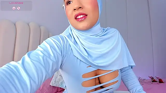 Amira-Zahra online show from June 12, 2026, 10:41 pm