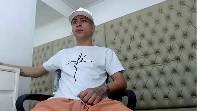 HollmanFronsh online show from December 5, 2025, 2:42 am