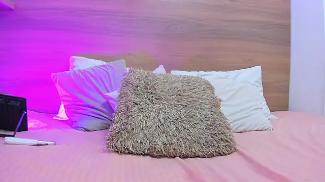 emilyrousee01 online show from December 13, 2025, 7:53 pm