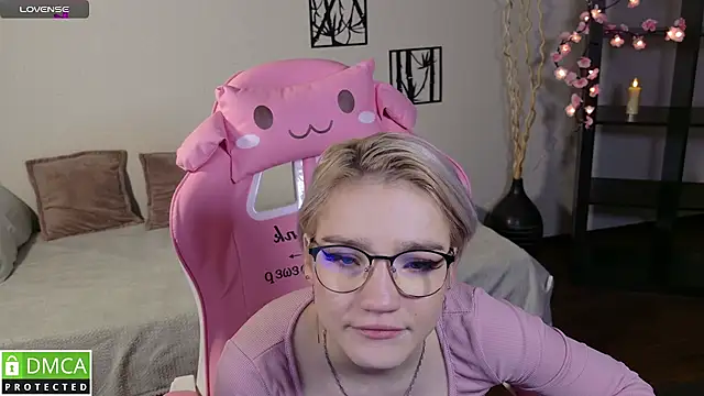 Megan Lora online show from November 21, 2025, 8:35 am