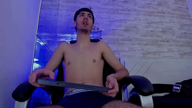 Snapshot of Emir_Ozan_ chatting on February 6, 2026, 8:01 pm Emir Ozan online show from February 6, 2026, 8:01 pm