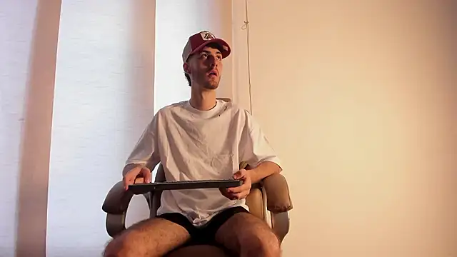 Snapshot of Emir_Ozan_ chatting on February 21, 2026, 7:48 pm Emir Ozan online show from February 21, 2026, 7:48 pm