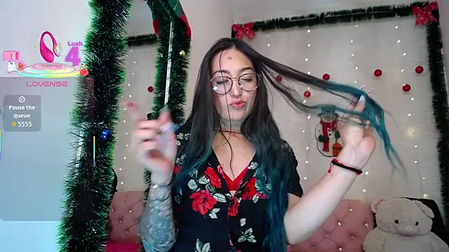 LunaAponte online show from December 16, 2025, 2:49 am