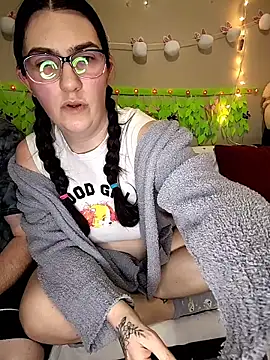 LaylaLucis online show from April 10, 2026, 3:45 am