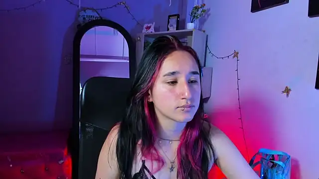 CharlotteStuart online show from April 16, 2026, 3:40 am