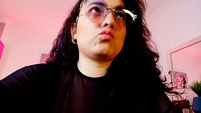 Roxxie saenz   online show from November 25, 2025, 11:21 am