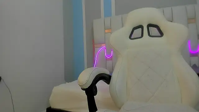 Snapshot of mask_red_girl chatting on February 11, 2026, 12:32 pm mask red girl online show from February 11, 2026, 12:32 pm