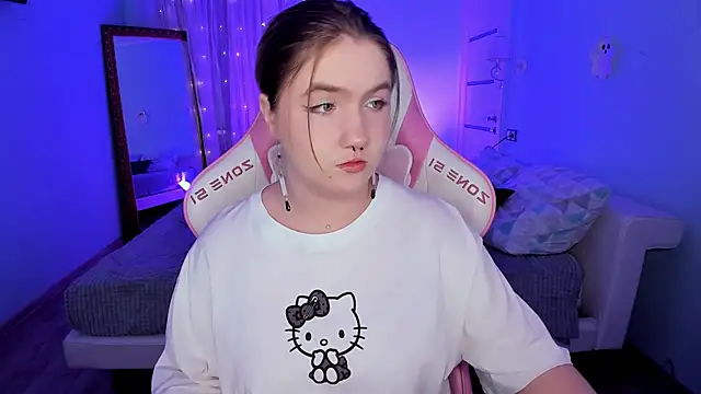 lovelyy julia online show from December 2, 2025, 8:30 am