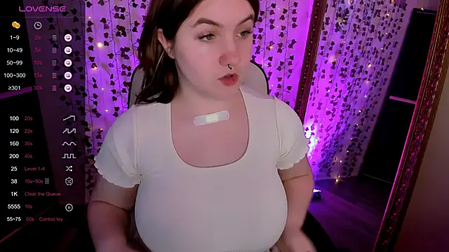 lovelyy julia online show from March 21, 2026, 8:19 am