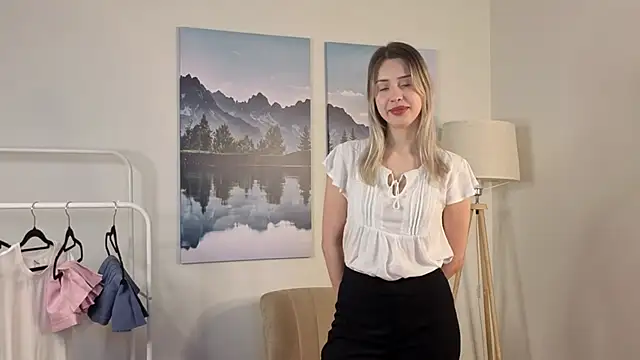 ElaneHamper online show from November 23, 2025, 7:41 am