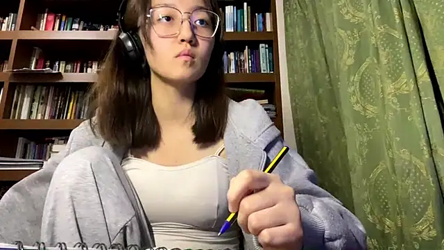 LinaClous online show from December 16, 2025, 3:39 pm