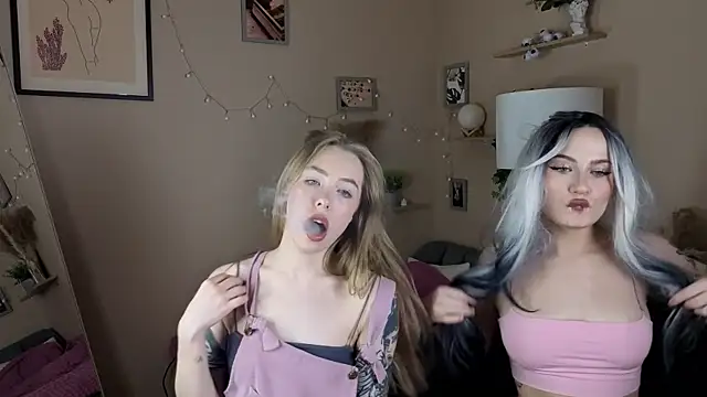 MoonMikasa online show from November 25, 2025, 9:26 pm