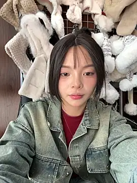 Snapshot of Yui-Ti chatting on December 3, 2025, 5:04 am Yui-Ti online show from December 3, 2025, 5:04 am