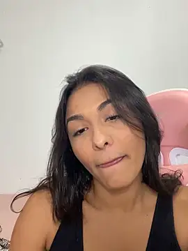 Snapshot of Laurapocahontas chatting on November 27, 2025, 12:24 am Laurapocahontas online show from November 27, 2025, 12:24 am