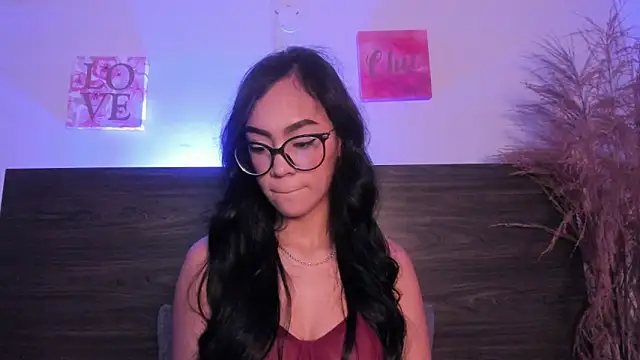 Klohewilliams  online show from January 12, 2026, 12:43 pm