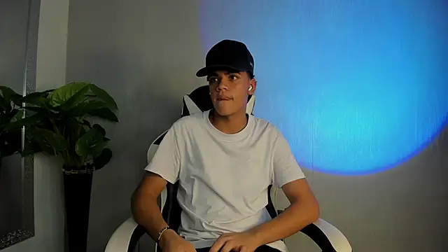 Isaac Collins  online show from December 2, 2025, 8:04 pm