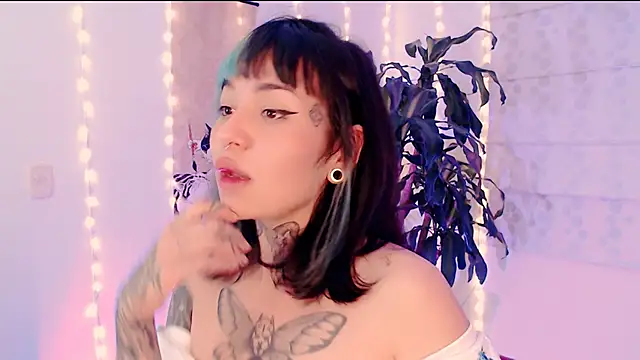 justmartina  online show from April 1, 2026, 2:01 am