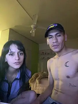 ParejaJovenZSur online show from November 26, 2025, 3:51 am