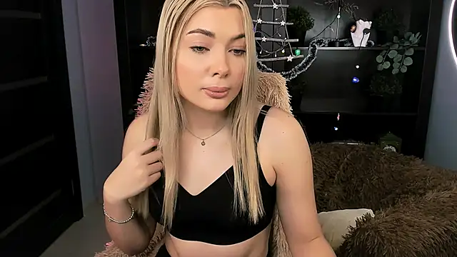 Snapshot of HyileyClark chatting on December 14, 2025, 9:25 am HyileyClark online show from December 14, 2025, 9:25 am