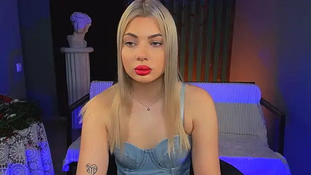 Snapshot of HyileyClark chatting on January 12, 2026, 5:23 am HyileyClark online show from January 12, 2026, 5:23 am