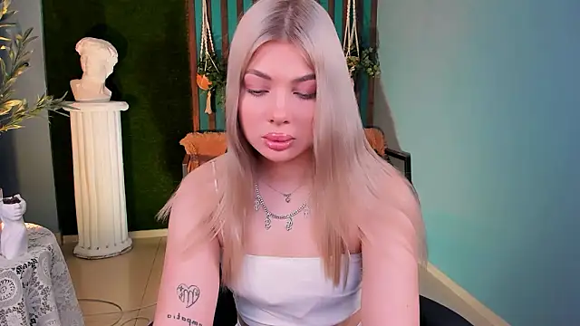 Snapshot of HyileyClark chatting on February 3, 2026, 9:14 am HyileyClark online show from February 3, 2026, 9:14 am