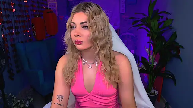 Snapshot of HyileyClark chatting on February 22, 2026, 10:14 am HyileyClark online show from February 22, 2026, 10:14 am