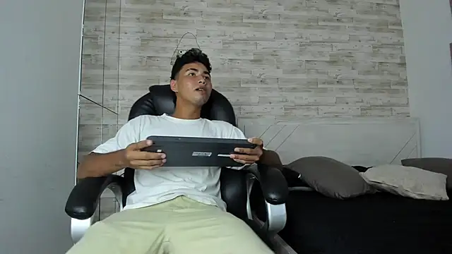 Snapshot of Simon_Pernia chatting on December 1, 2025, 6:57 pm Simon Pernia online show from December 1, 2025, 6:57 pm