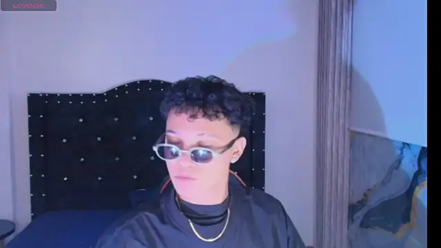 thian blakee online show from November 30, 2025, 3:21 am