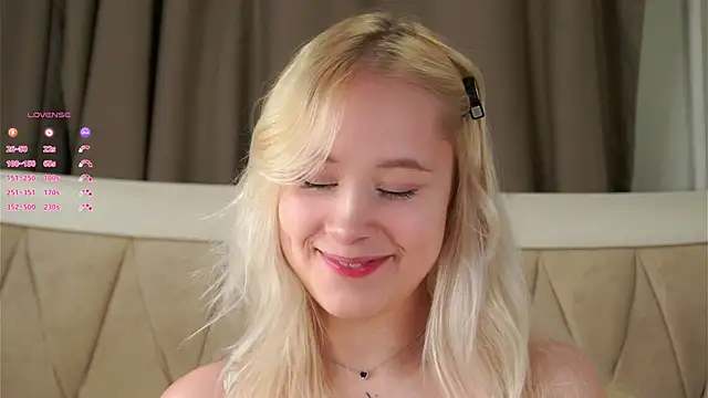 AunclreaVache online show from February 15, 2026, 2:14 pm